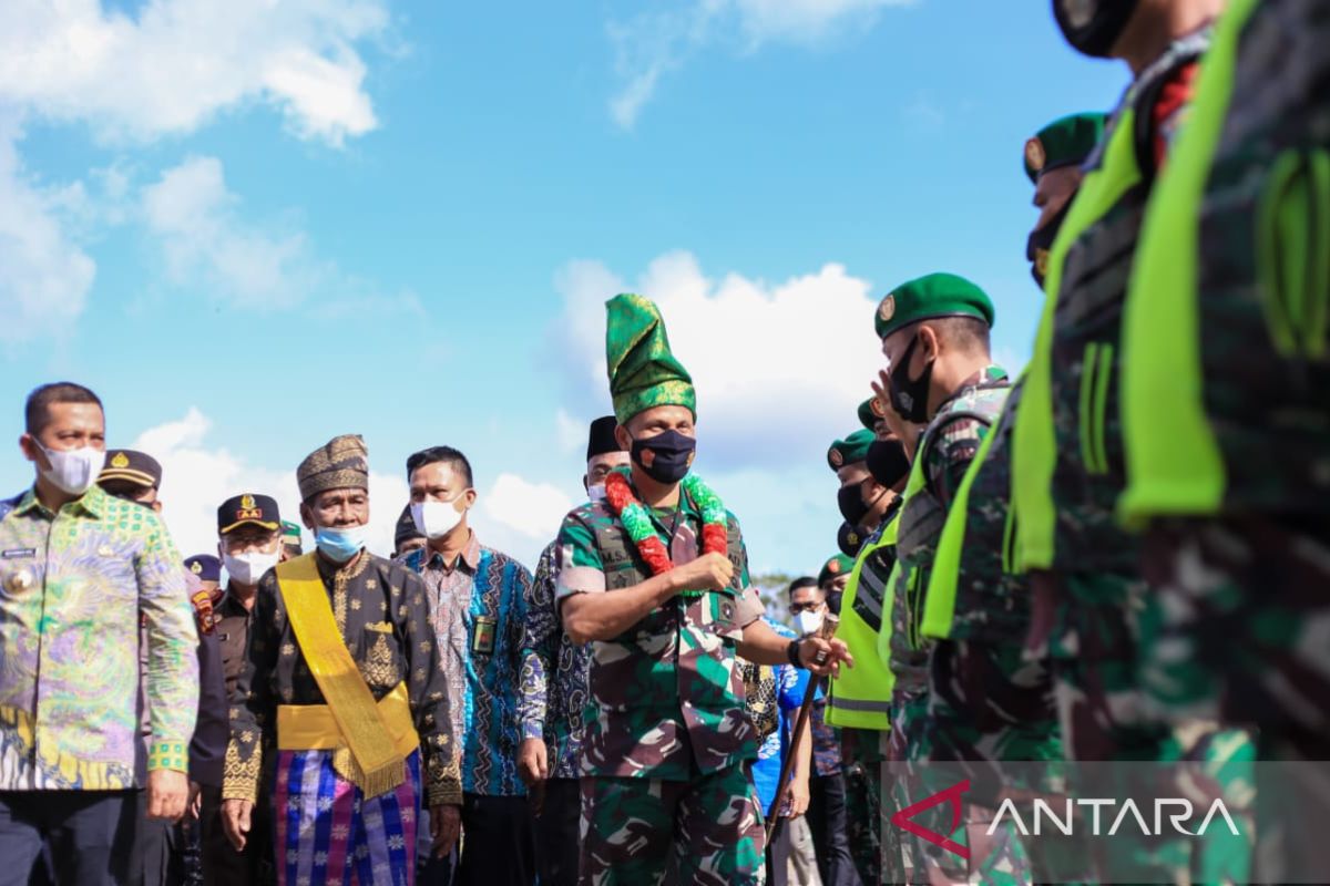 Sebelum bertolak ke Aceh, Danrem Ismed diberikan tanjak khusus dari Meranti