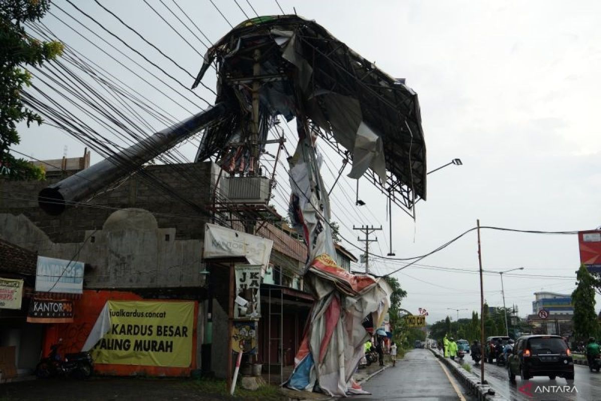 BMKG jelaskan pertumbuhan awan Cumulonimbus intensif sebabkan angin kencang