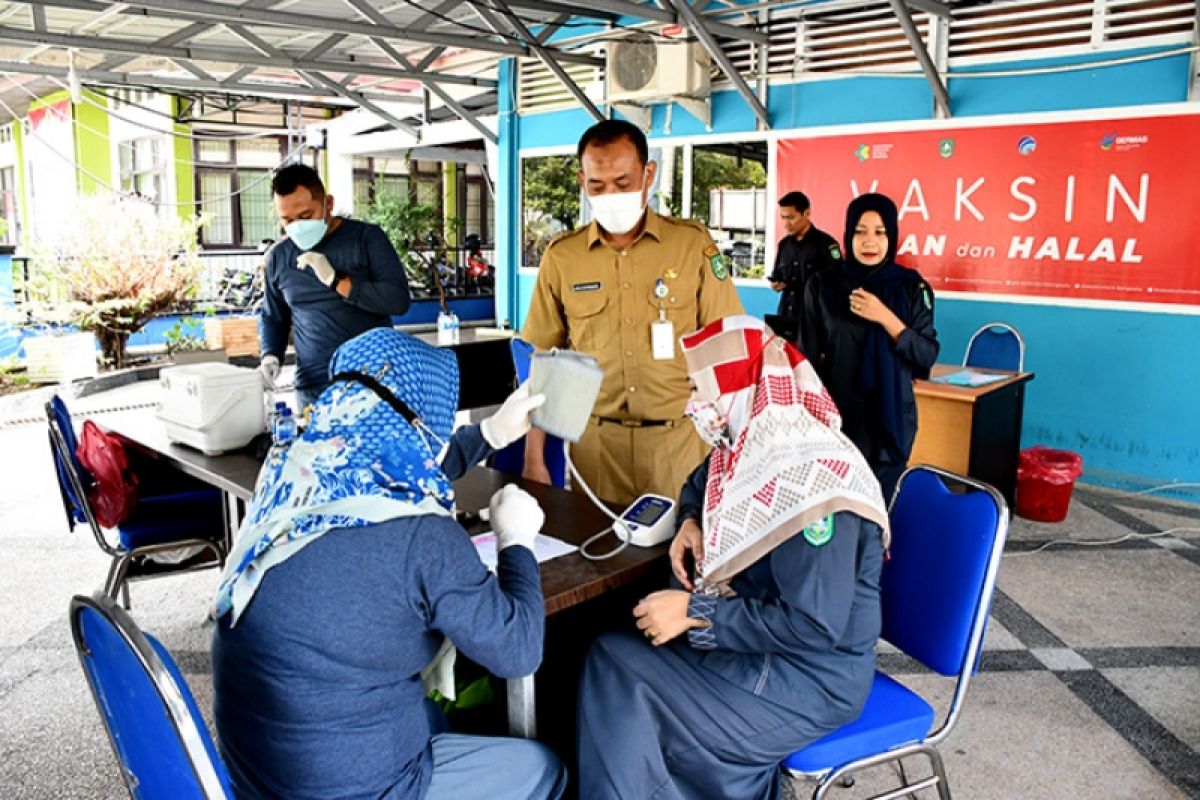 Pegawai Diskominfotik Bengkalis divaksinasi tahap tiga