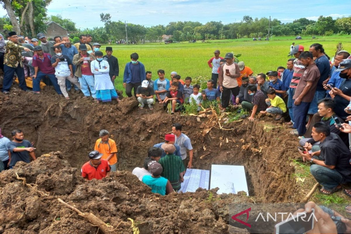 Enam jenazah korban laka dimakamkan satu liang lahat di Sukoharjo