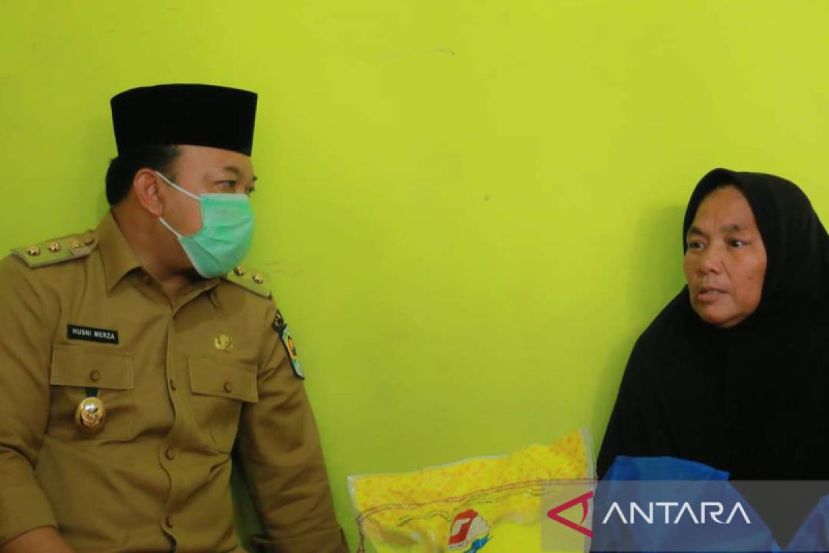 Dikunjungi Wabup Siak, air mata ibu korban pembunuhan tak henti menetes