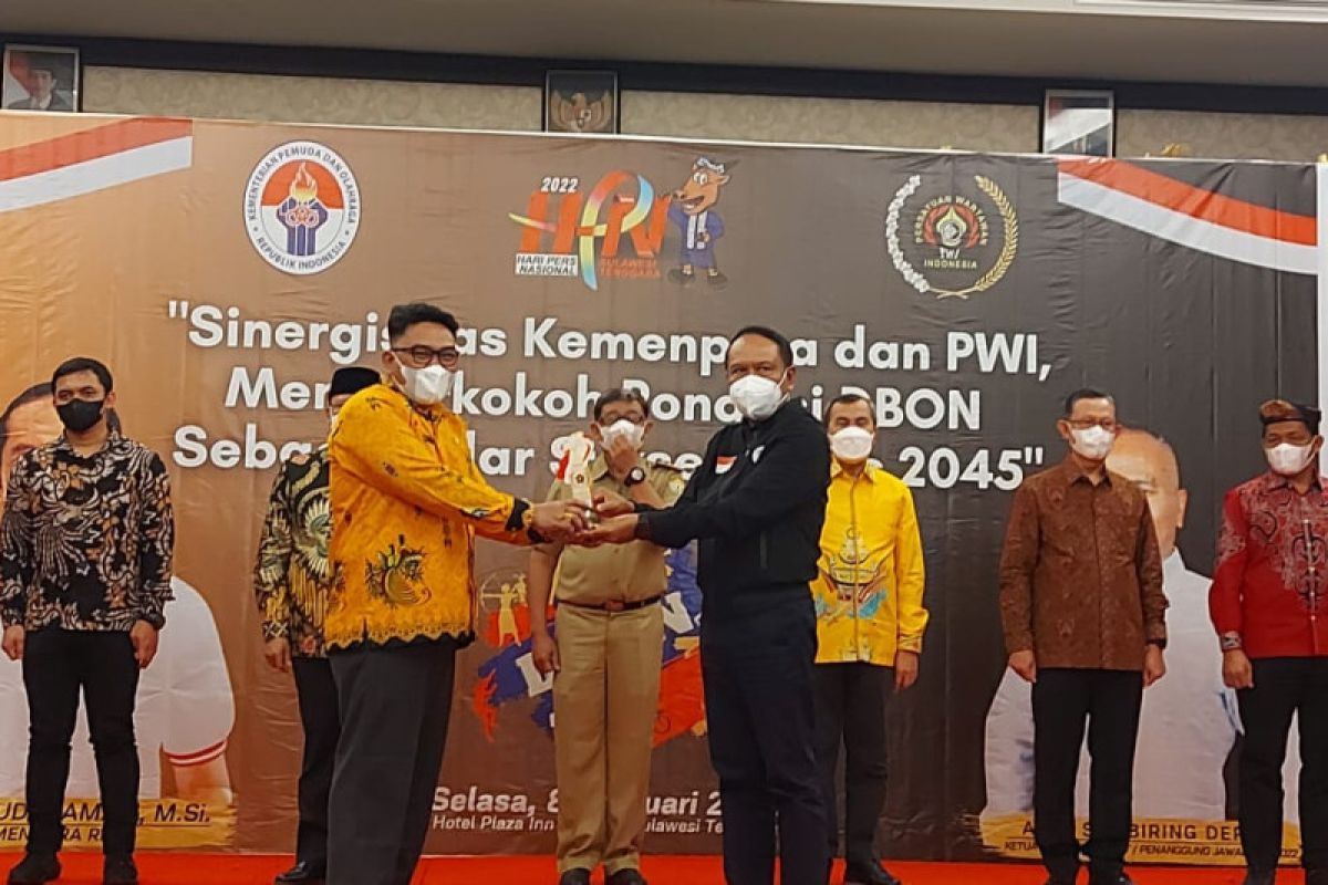 Gubernur Papua dianugerahi penghargaan inisiator olahraga 2022 SIWO PWI