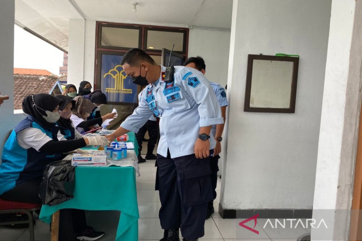 Petugas Rutan Surakarta jalani tes urine antisipasi narkoba