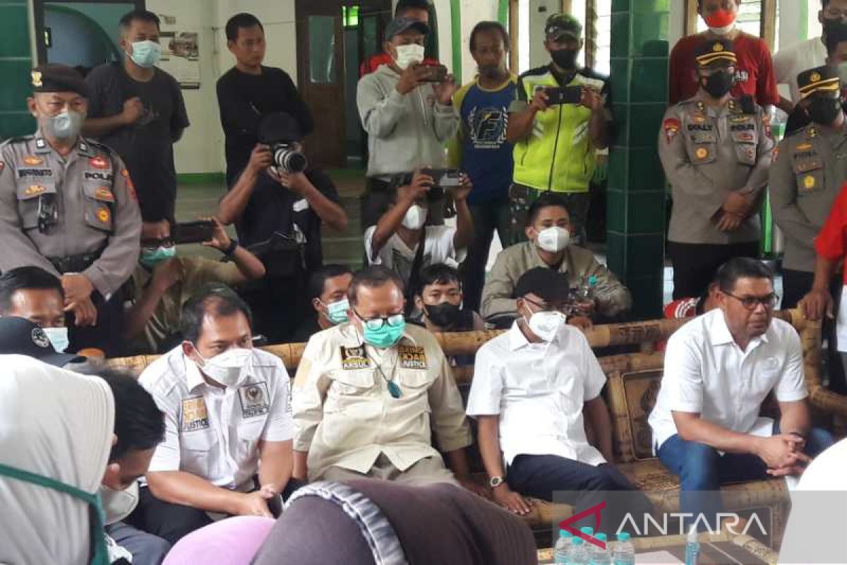 Anggota DPR RI temui warga Desa Wadas