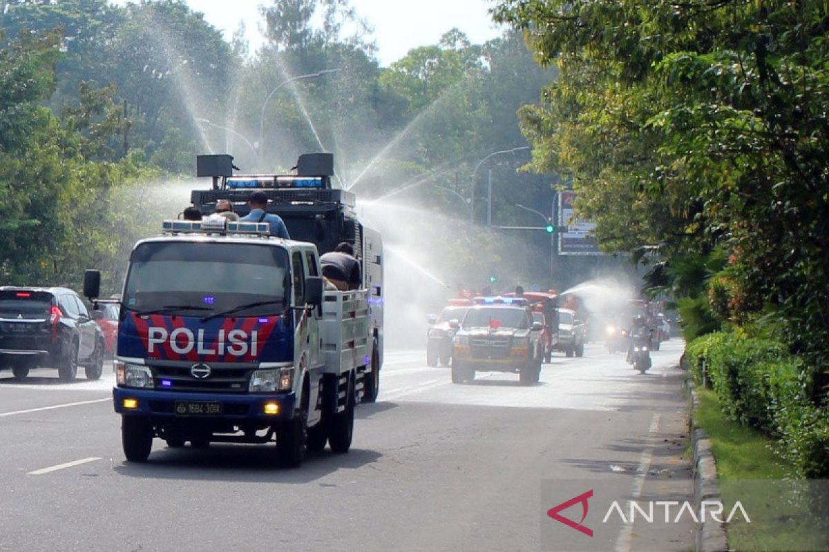 Tim gabungan semprot disinfektan serentak di Solo cegah COVID-19