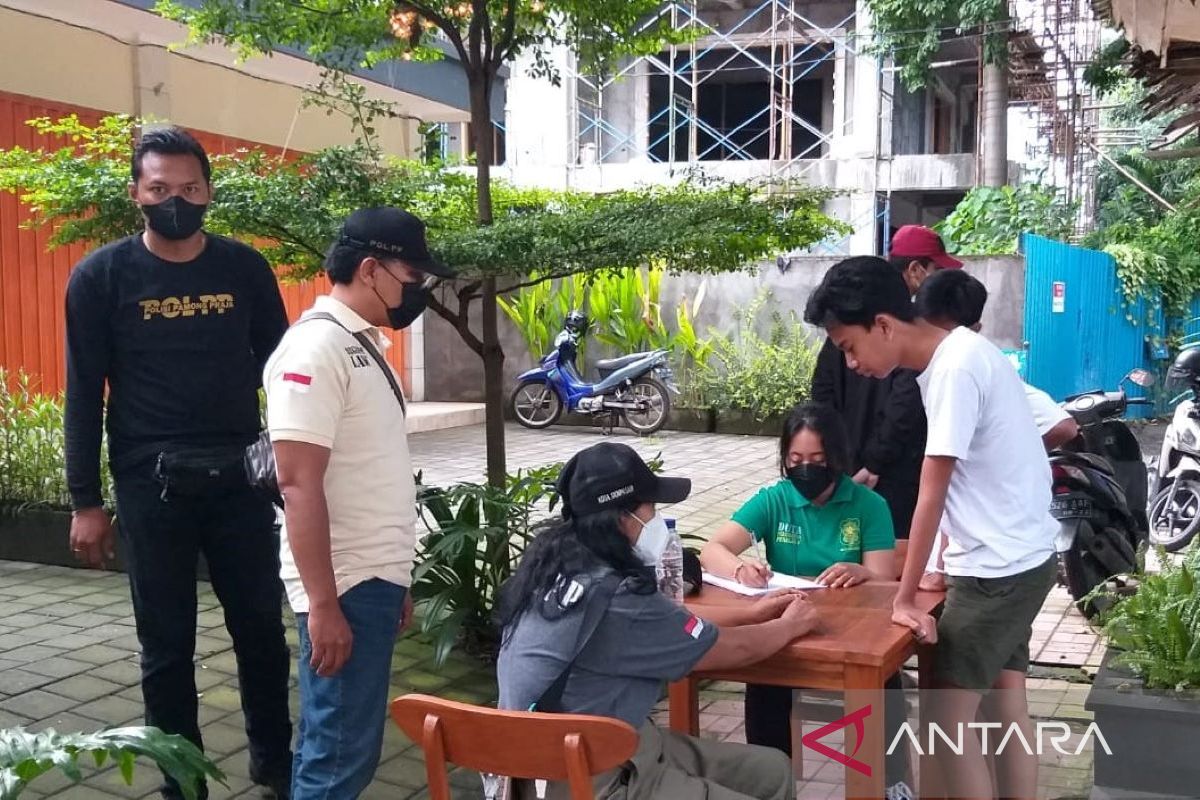 Guna tekan COVID-19, tim Yustisi Denpasar pantau prokes di obyek wisata Pantai Sanur