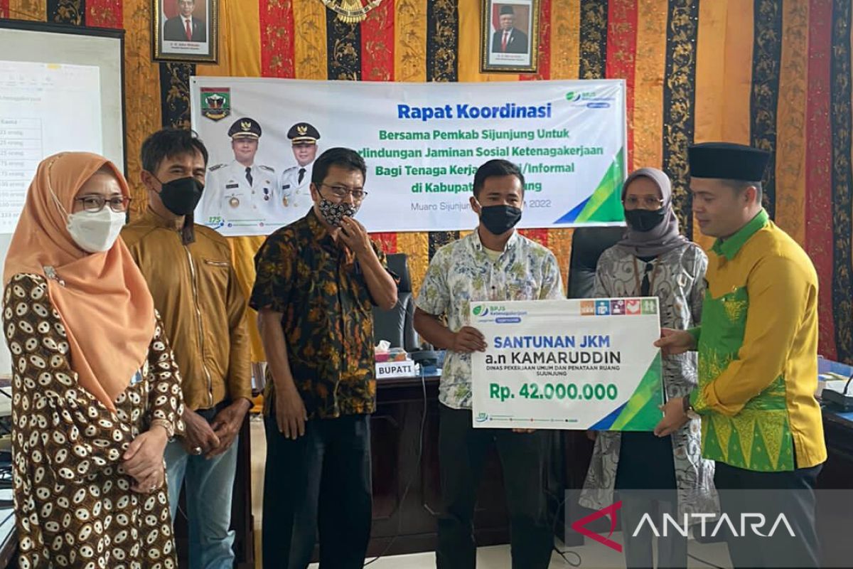 Pemkab Sijunjung berikan jaminan sosial mubaligh dan petani