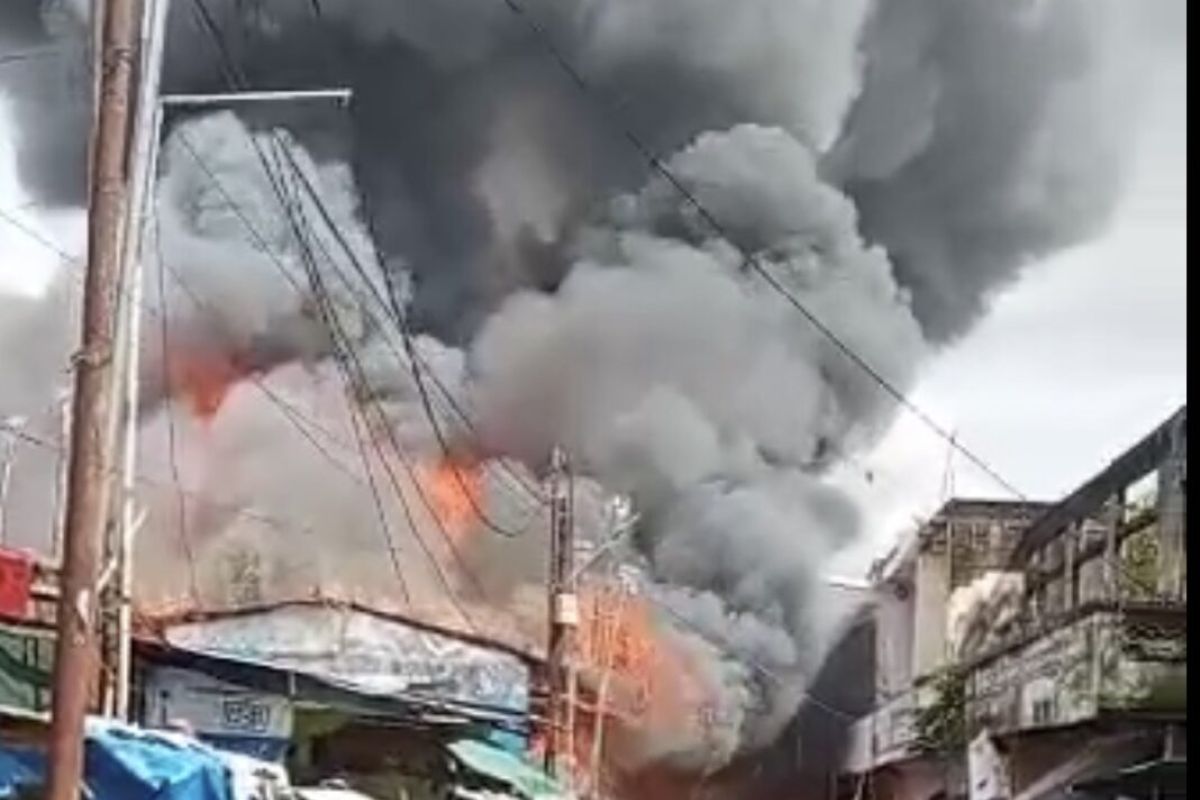 Puluhan bangunan di Calaca Terbakar