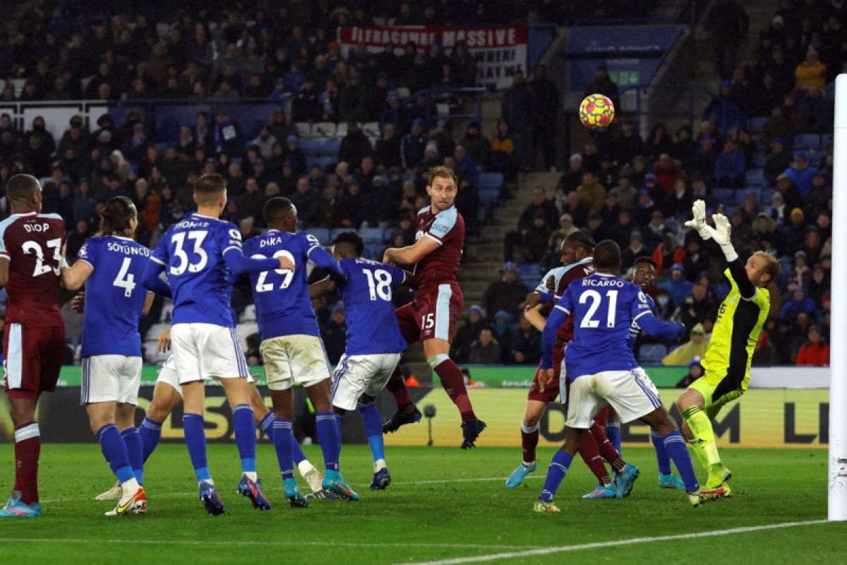 Craig Dawson selamatkan West Ham dari Leicester