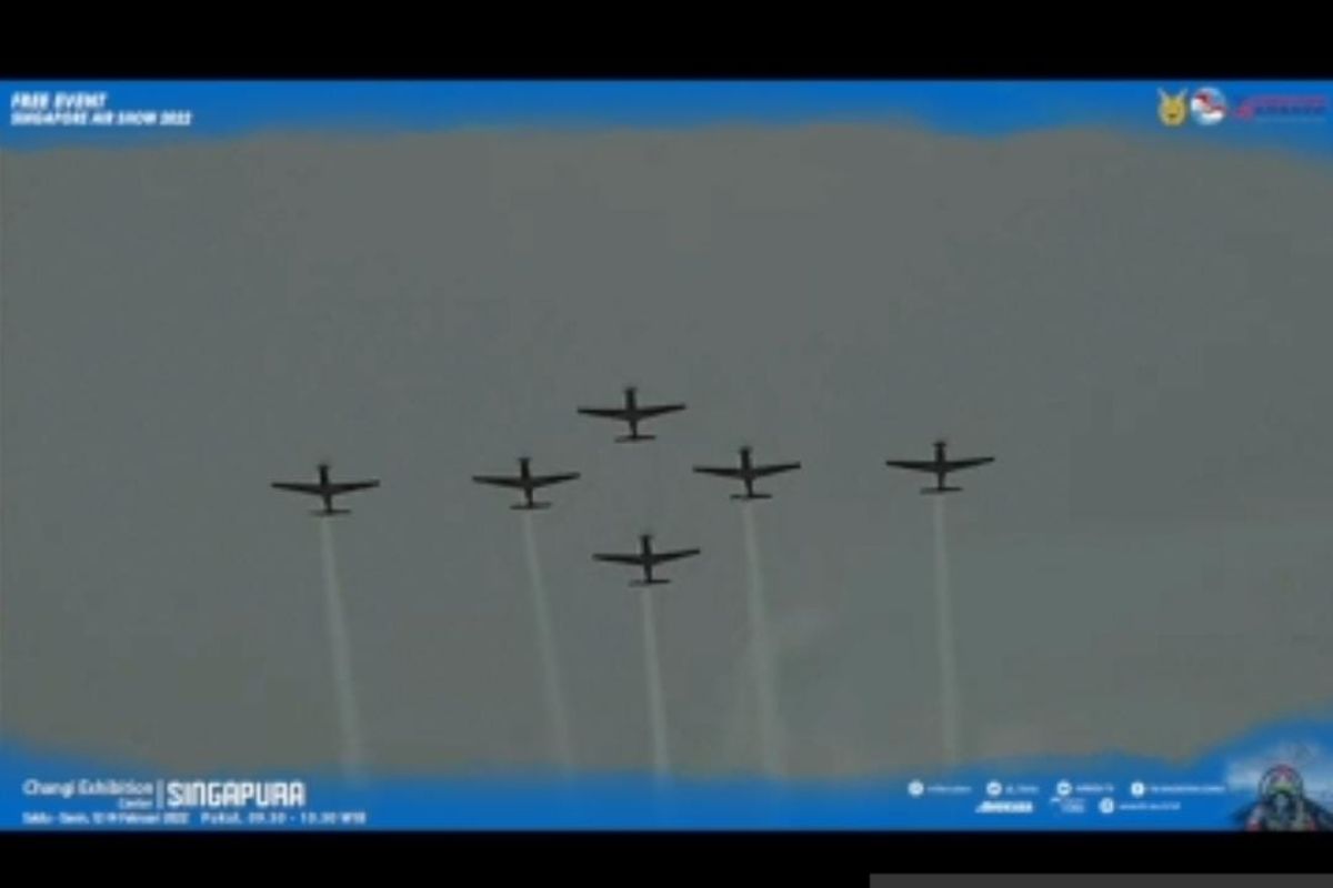 Tim aerobatik TNI AU Jupiter Aerobatic Team (JAT) tampil memukau di Singapore Air Show