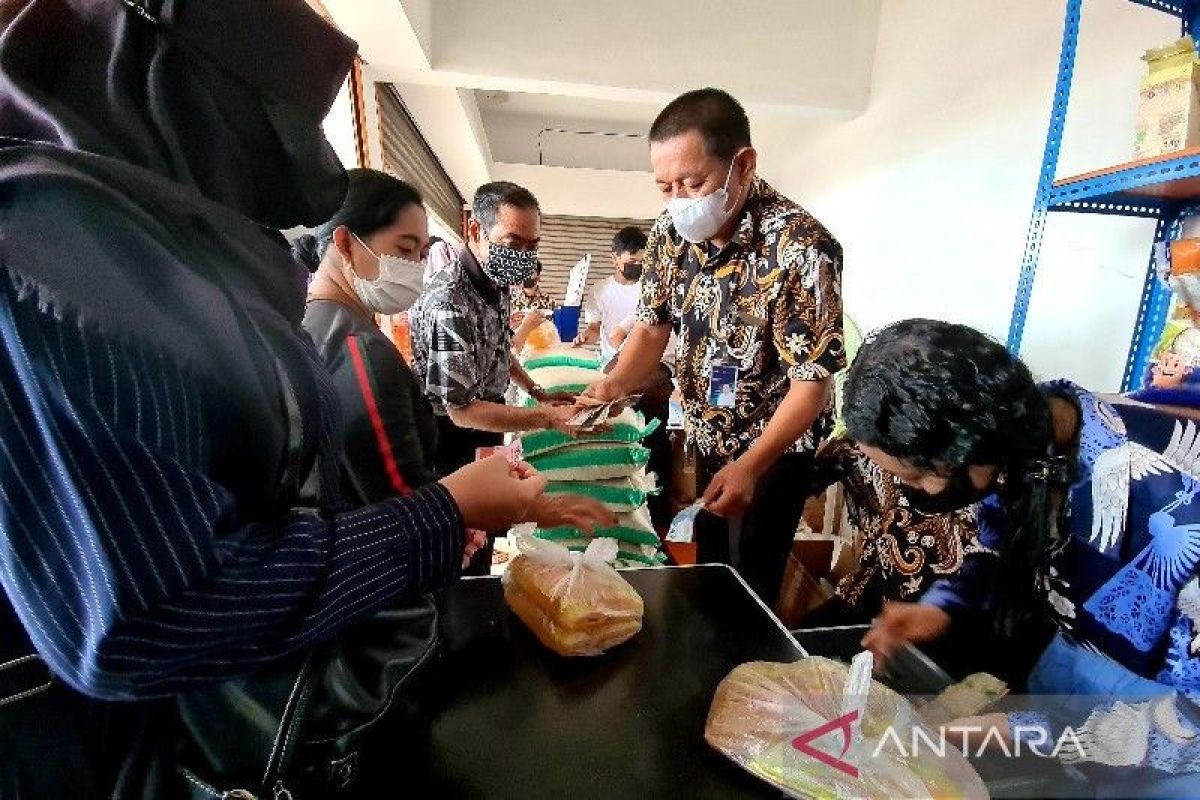 Bulog Kalteng siapkan 1.000 liter minyak goreng setiap hari