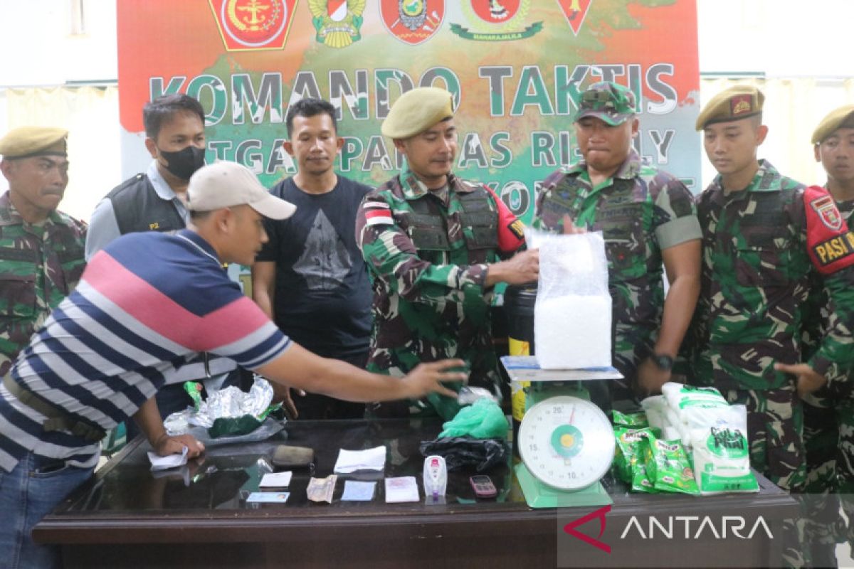 TNI di Perbatasan Berhasil Gagalkan Penyelundupan Sabu Seberat 2,1 Kilogram