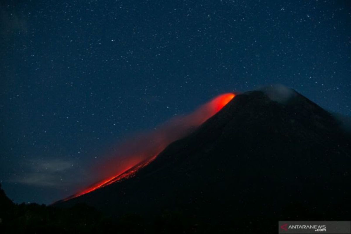 Gunung Merapi luncurkan lava pijar sejauh dua kilometer