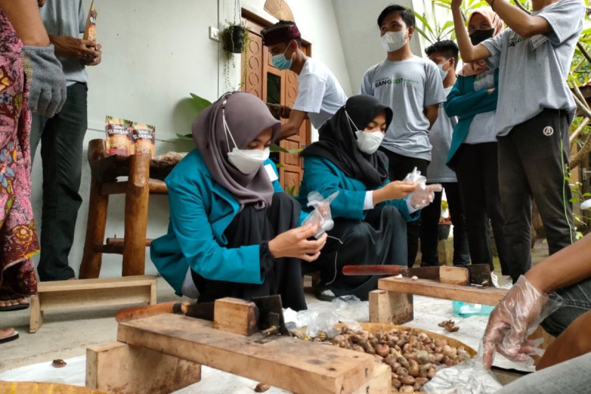 YBM PLN UIW NTB gelar Muzaki Visit, kemah di Bukit Cahaya Lombok Utara