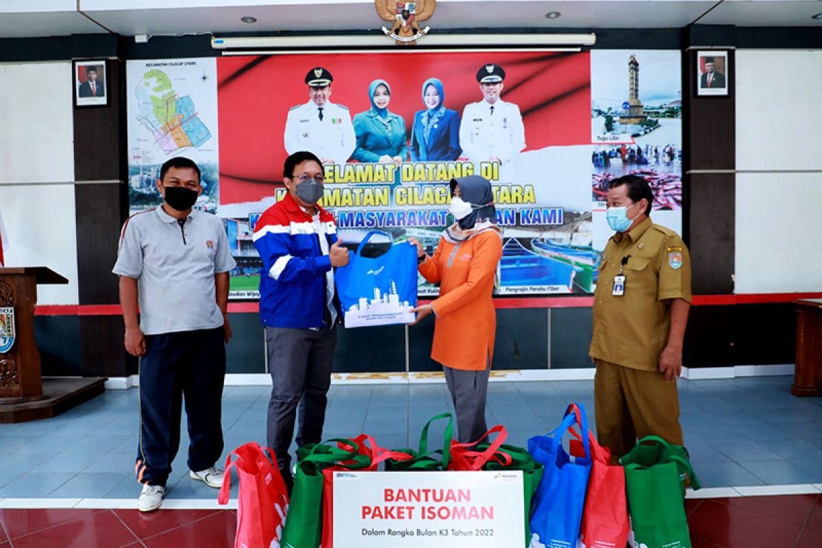 Peringati Bulan K3, Pertamina Cilacap bagikan paket sembako untuk warga jalani isoman