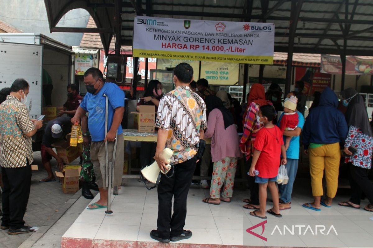 Operasi pasar minyak goreng setiap daerah Solo Raya 12.000 liter