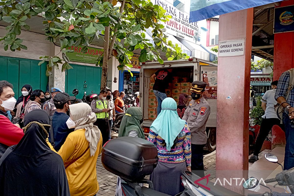 Pemeritah Kabupaten Banyumas gelar operasi pasar minyak goreng murah