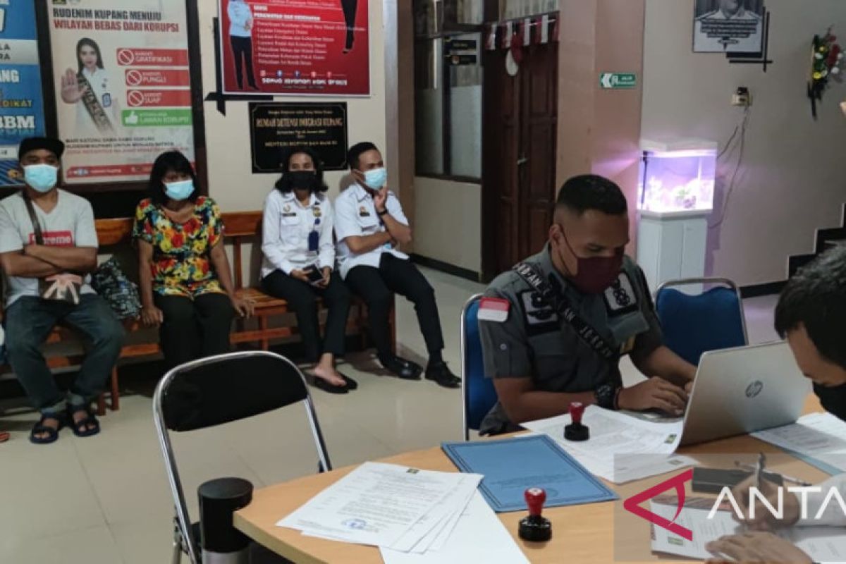 Kantor Imigrasi Labuan Bajo pindahkan WN Filipina ke Rudenim Kupang