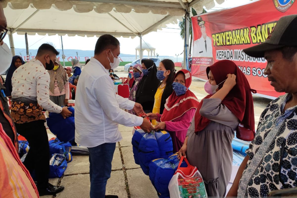 Pemkab Buton Selatan Salurkan Bantuan Warga Terdampak Bencana - ANTARA ...