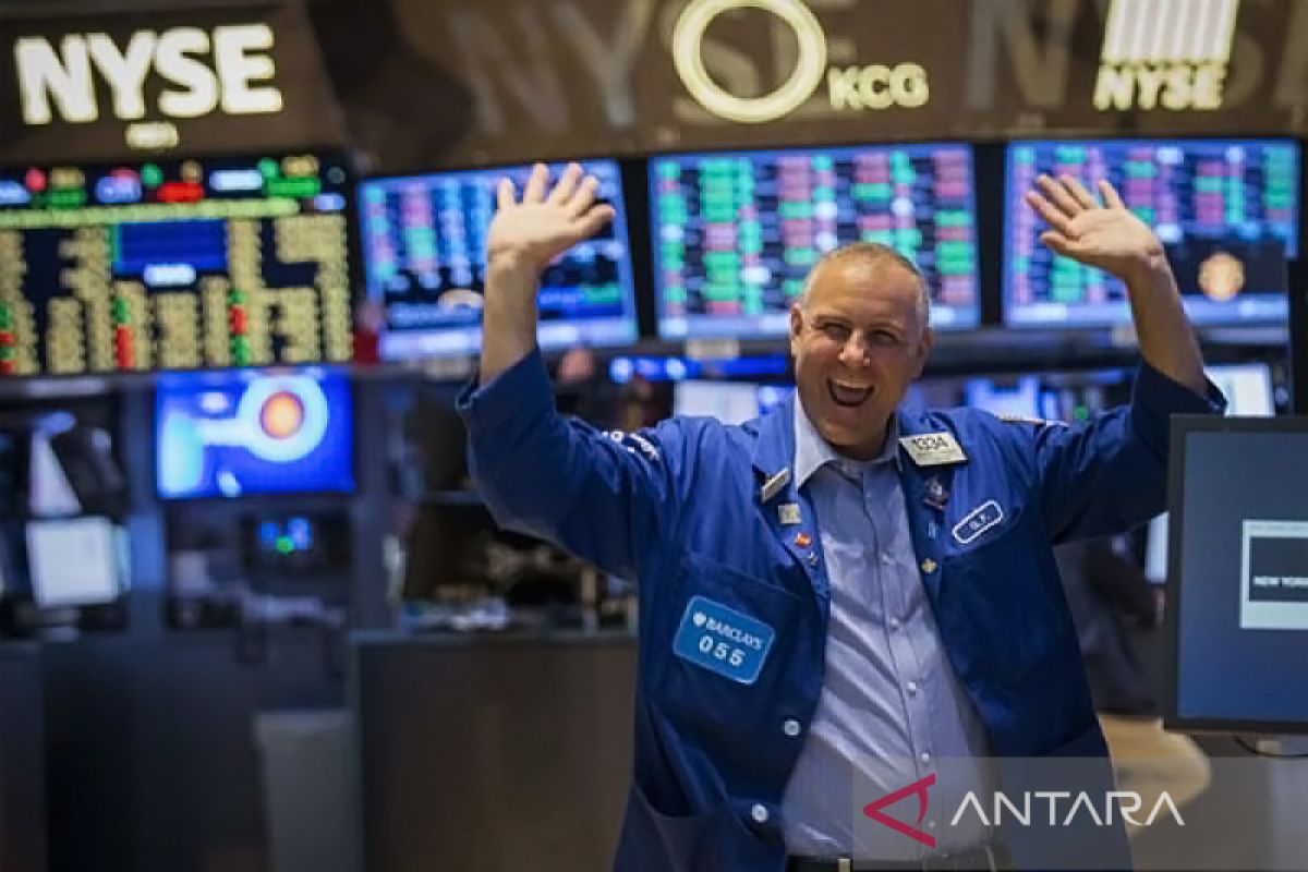 Wall St turun, indeks catat kerugian mingguan