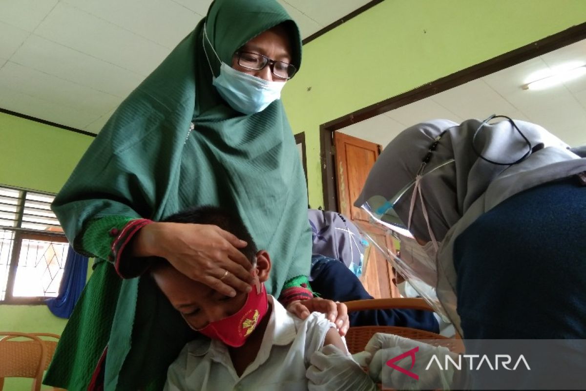 Polresta Kendari vaksinasi siswa SD sampai lansia