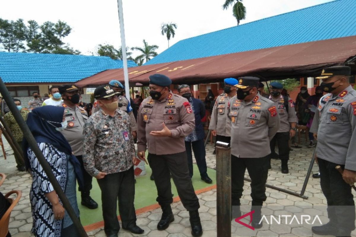 Komandan Korps Brimob Polri meninjau pelayanan vaksinasi di Kendari