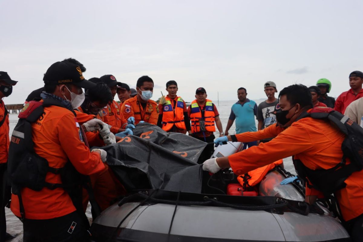 Dua nelayan ayah dan anak meninggal dalam kecelakaan kapal pompong di Tanjungpinang