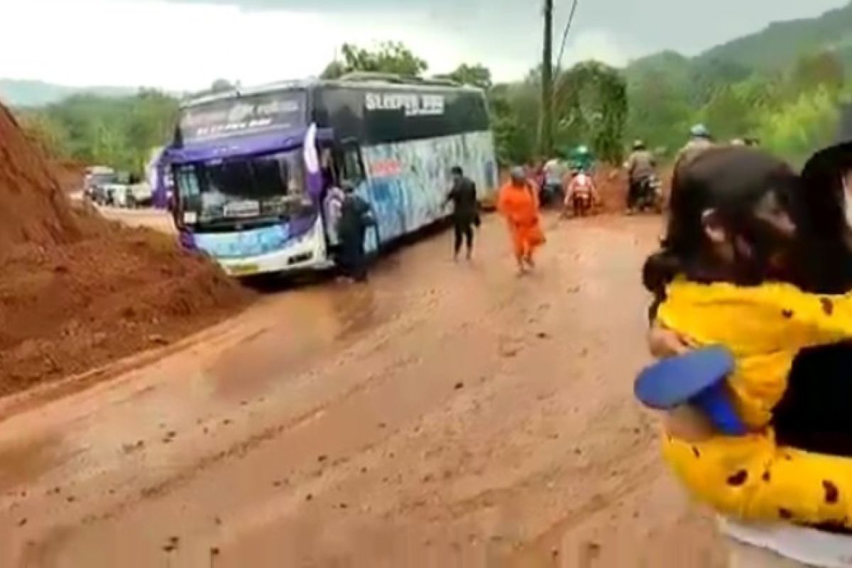 Warga mengeluhkan kondisi jalan transSulawesi di Mamuju