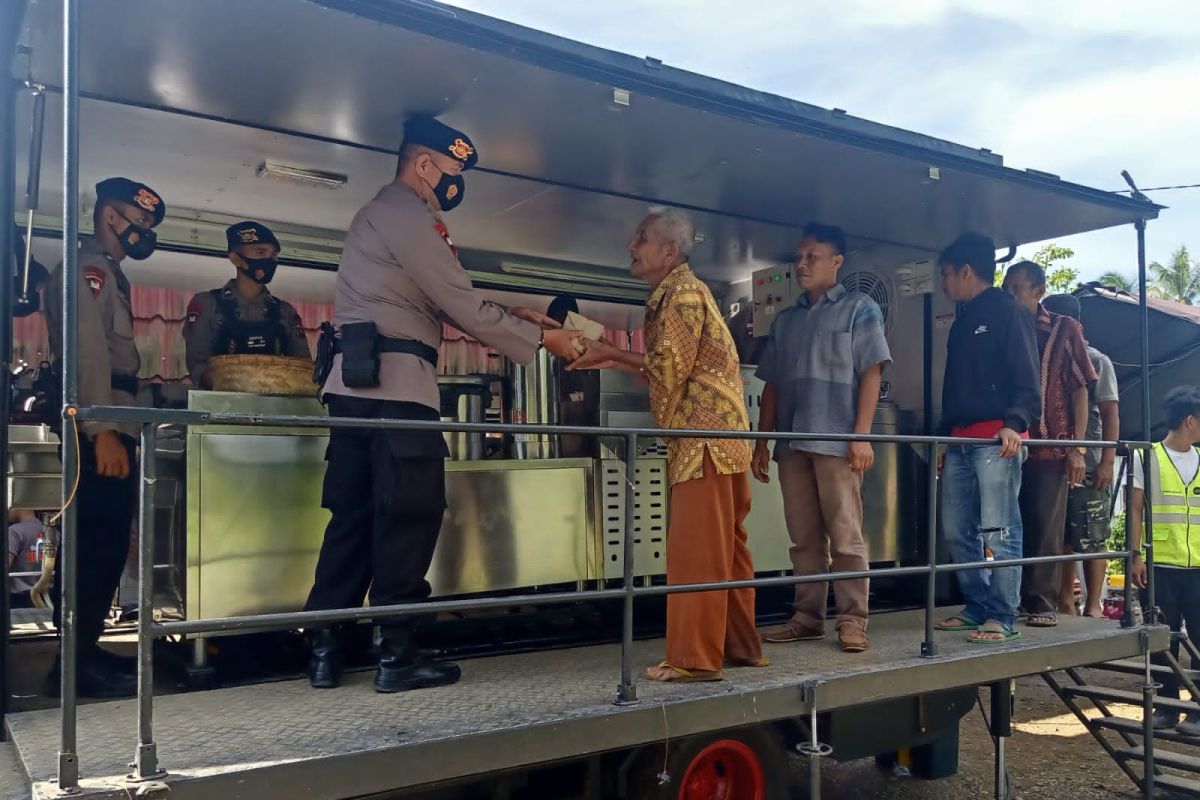 Polda Sumatera Barat sediakan mobil dapur umum di lokasi pengungsian gempa