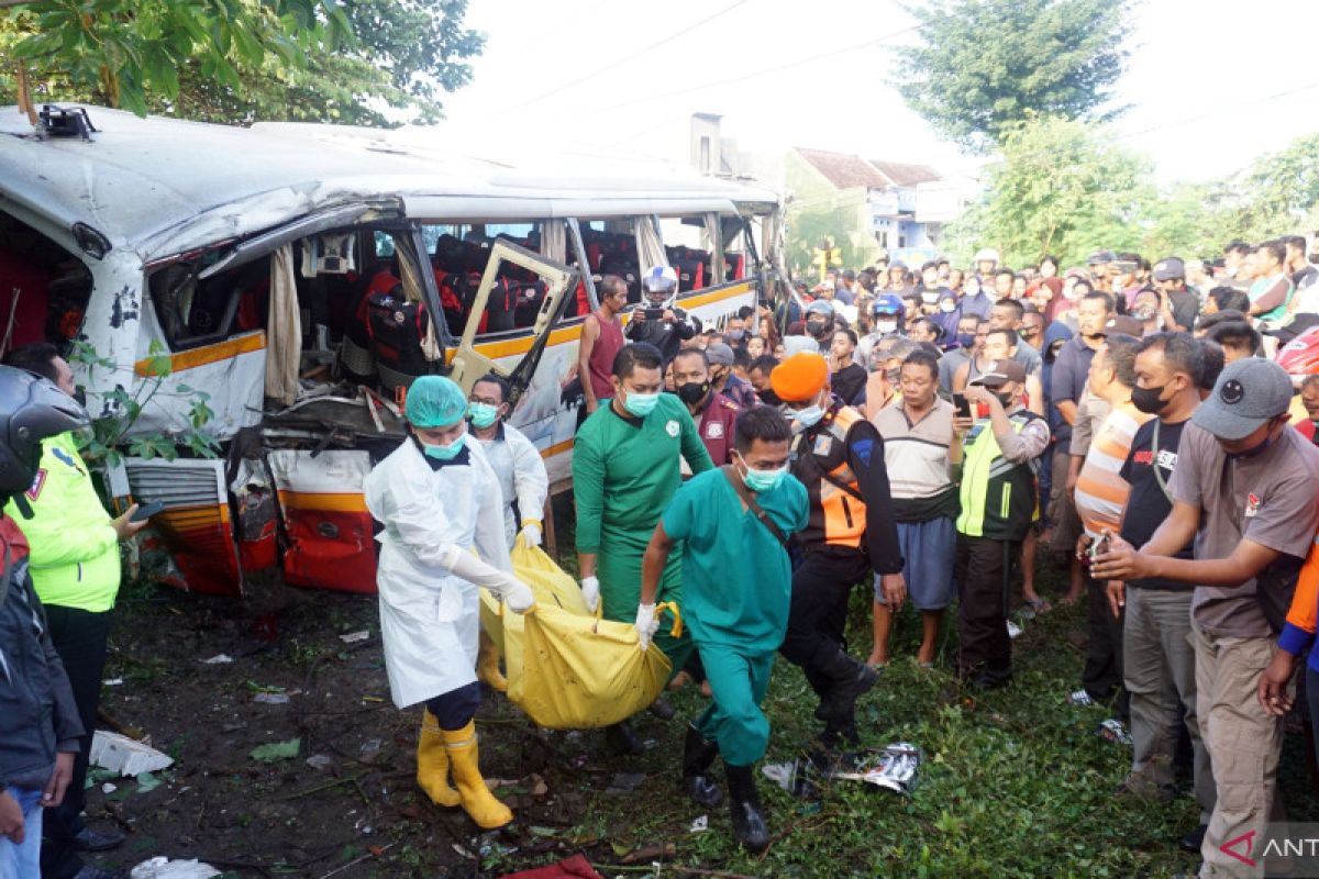 Korban meninggal kecelakaan bus dengan kereta bertambah, ini daftar namanya