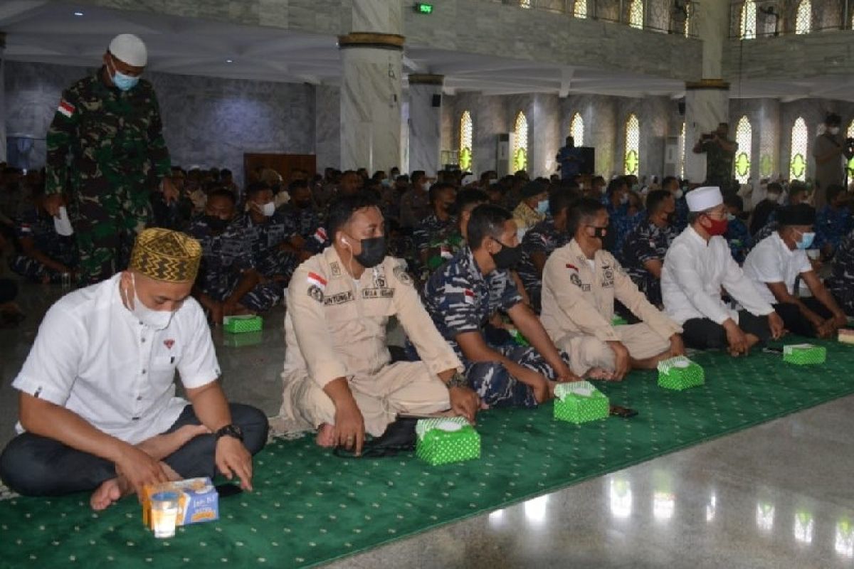 Umat Islam di Jayapura memperingati Isra Mi'raj dengan terapkan prokes