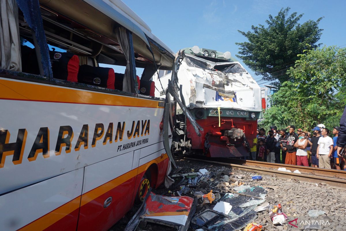 5 anak tewas dan 20 luka dalam kecelakaan bus dengan kereta di Afsel