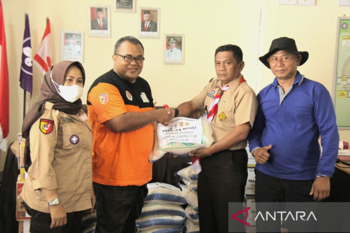 Pramuka Kota Solok serahkan bantuan untuk korban gempa di Pasaman Barat