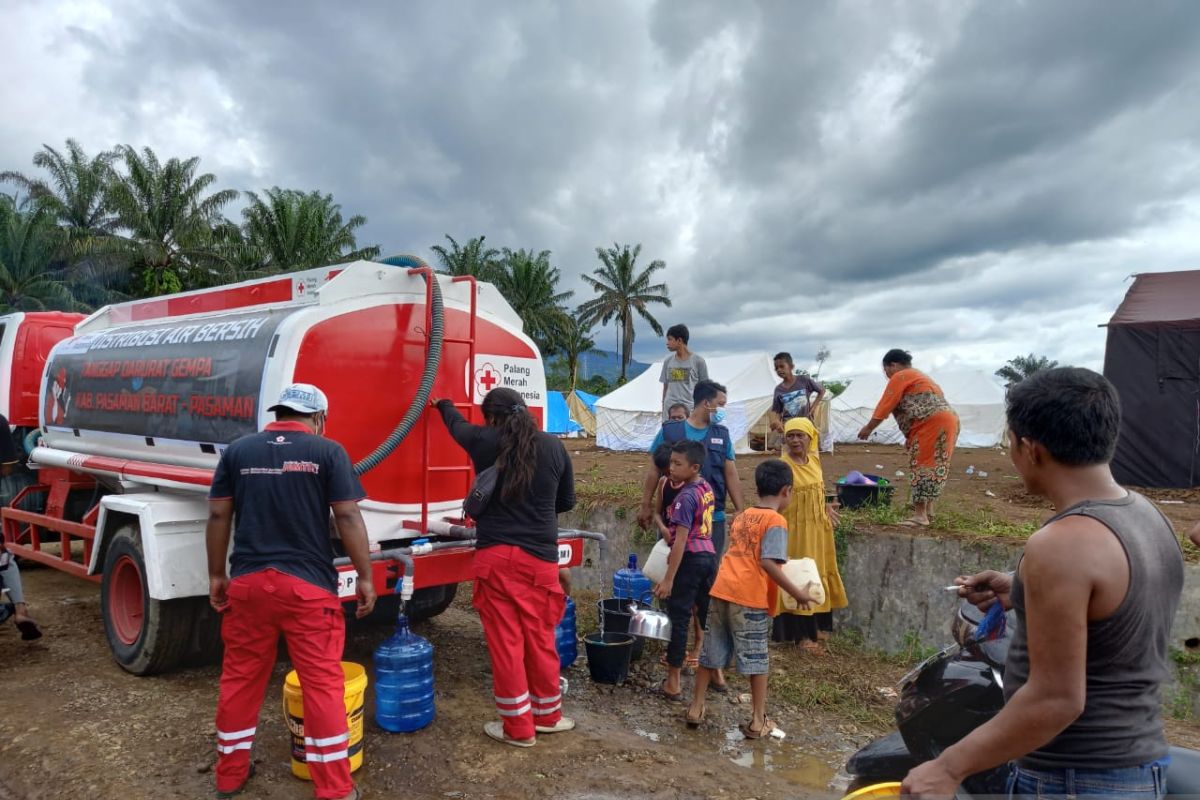 PMI Pasaman Barat distribusikan air bersih ke 14 titik pemukiman warga terdampak gempa