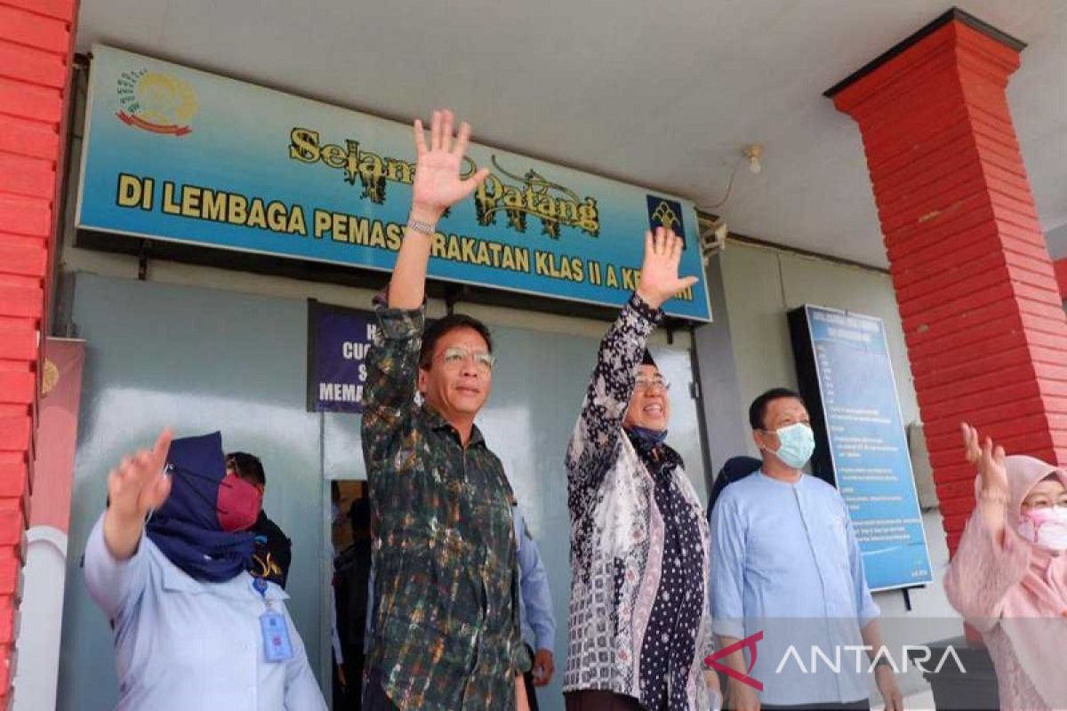 Politisi dan kerabat jemput Asrun bebas dari Lapas Kota Kendari