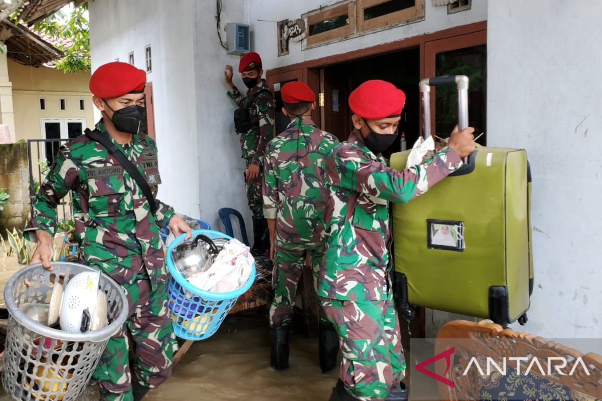 Prajurit Kopassus membantu korban banjir di Serang