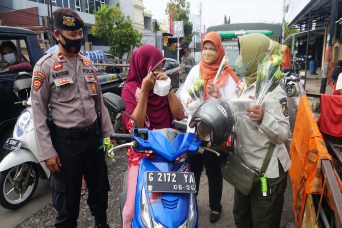 Pemkot Pekalongan gelar operasi simpatik pembagian sembako