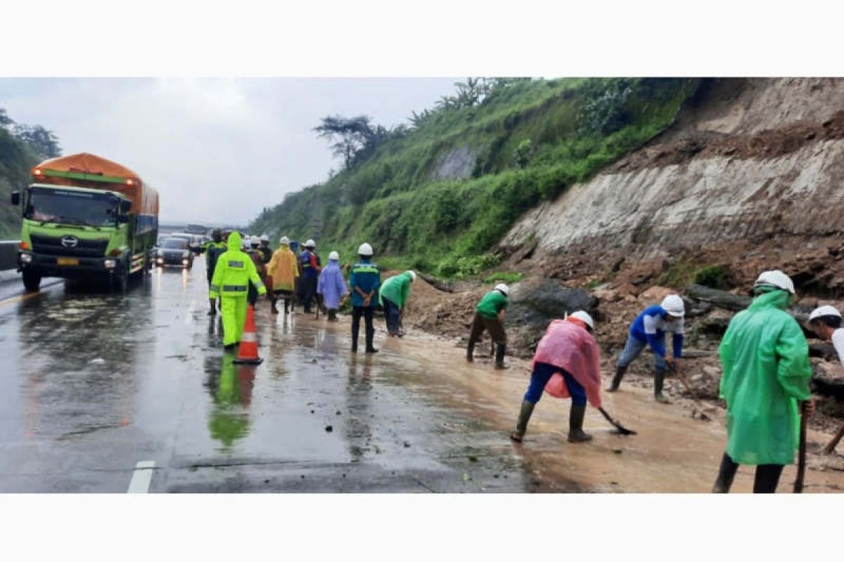 Longsor timbun sebagian ruas Tol Semarang-Solo di KM  436