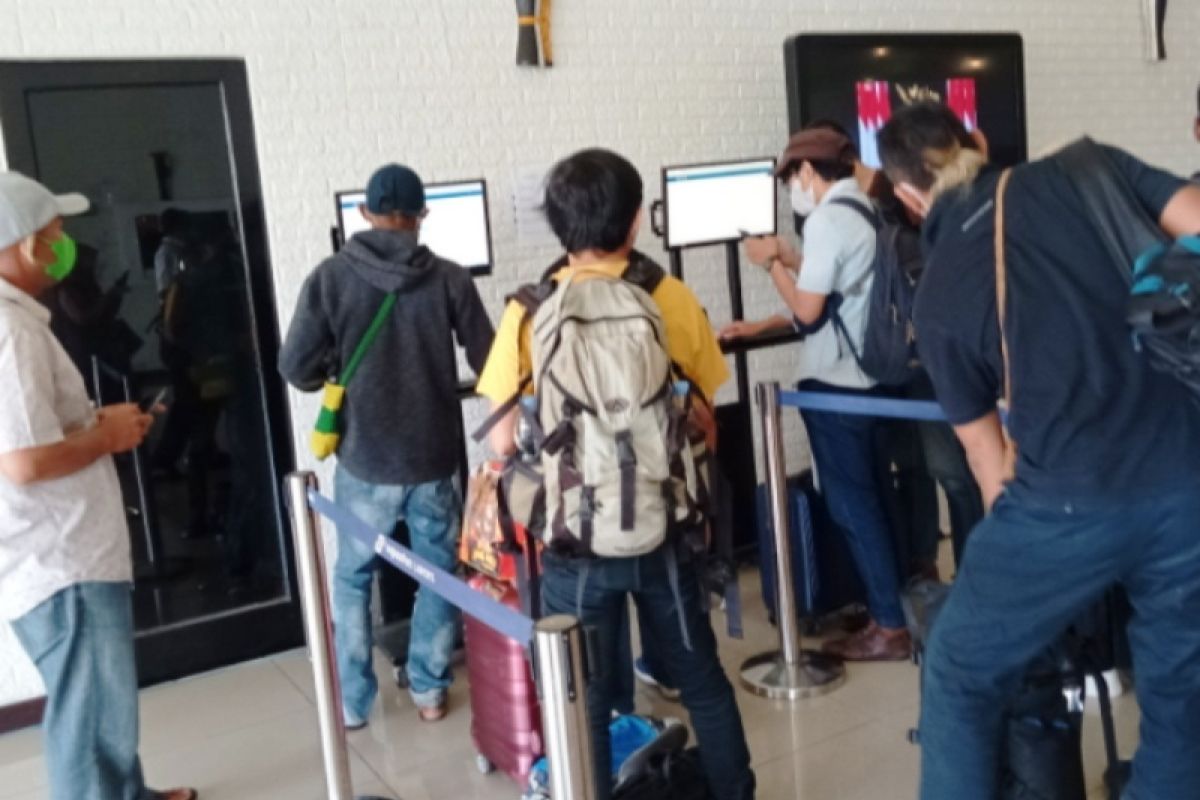 Penumpang udara di Bandara Biak terapkan mengisi e-HAC