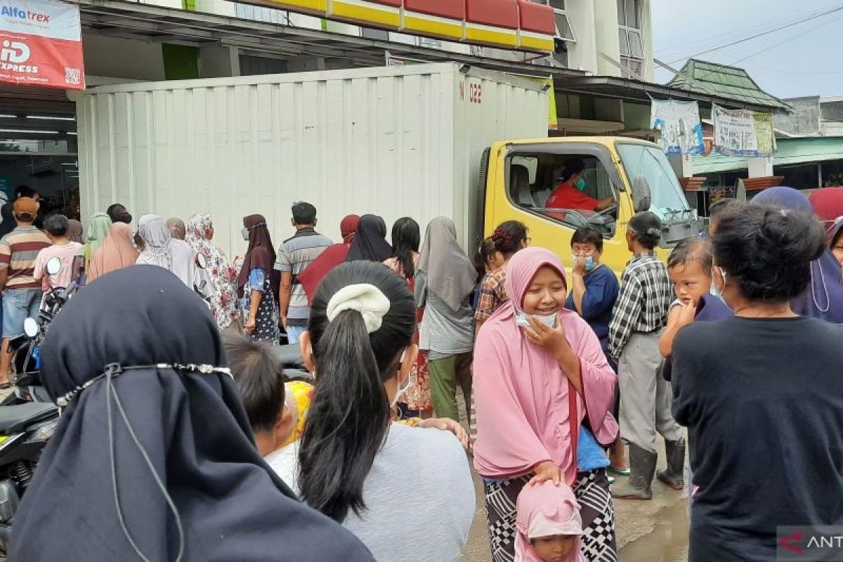 Warga Tangerang rela antre berjam-jam demi dapat minyak goreng Rp14.000/liter