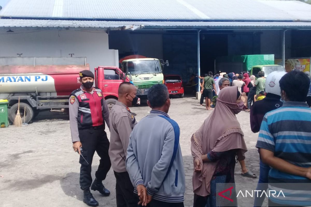 Polisi kawal warga beli minyak goreng