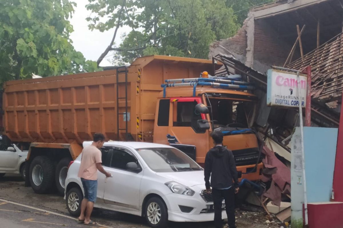 Truk tabrak ambulans pembawa jenazah di Pati, satu meninggal