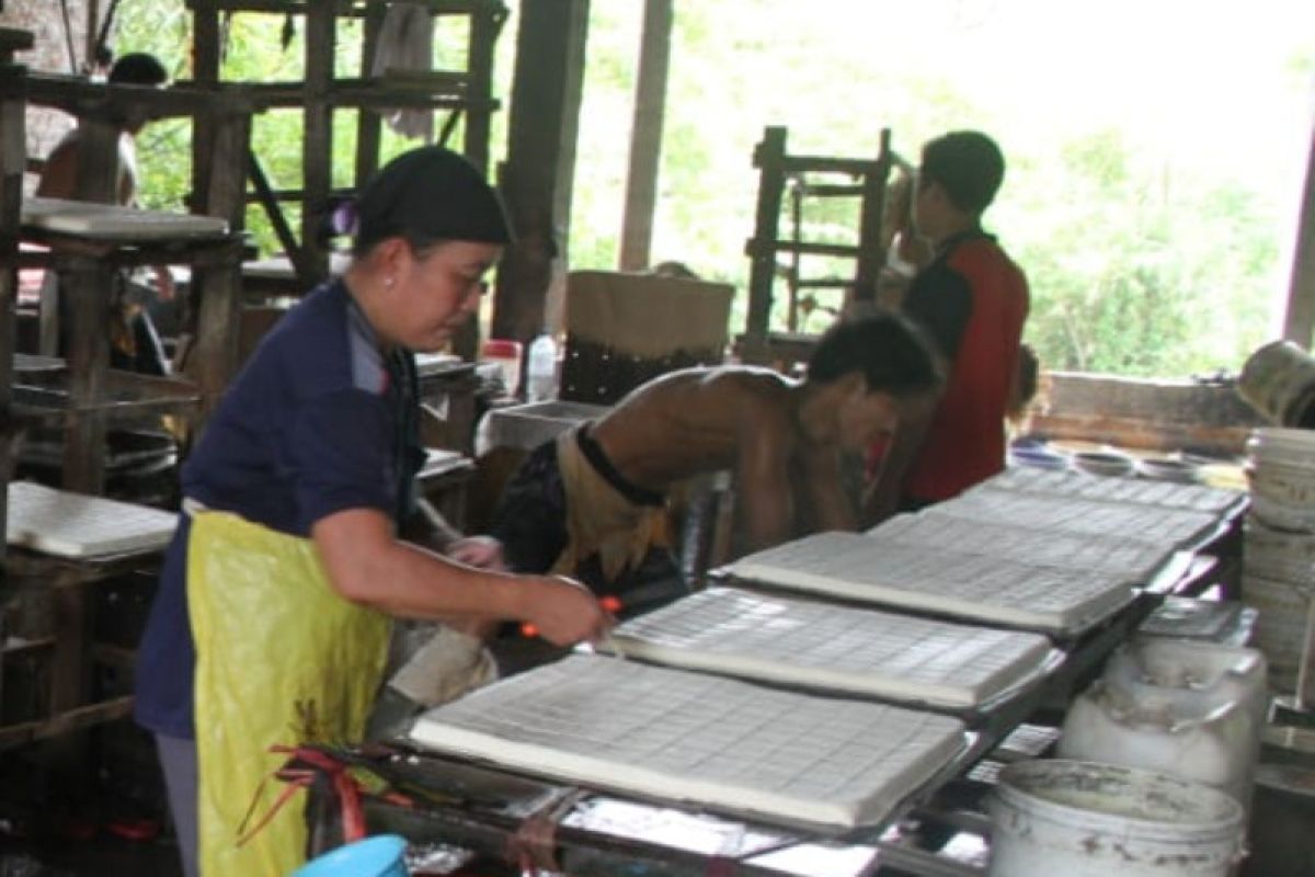 Lonjakan harga kedelai di Kudus diikuti kenaikan harga tahu tempe