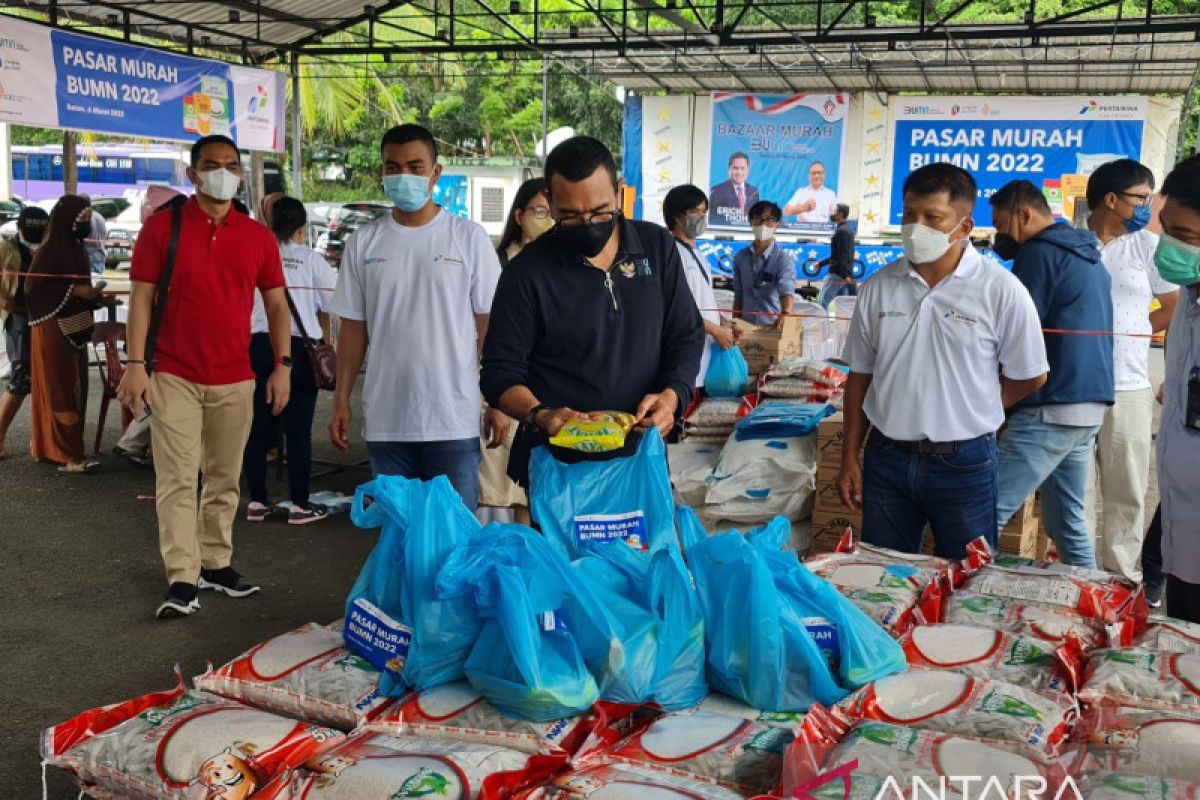 Kementerian BUMN bantu masyarakat Batam dengan pasar murah