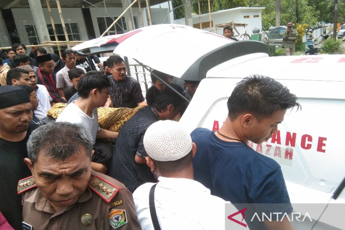 Ribuan orang antar jenazah pebalap Kuntet ke pemakaman umum Punggolaka