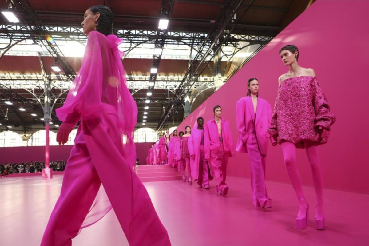 Rumah mode Valentino hadirkan koleksi serba pink di Paris Fashion Week