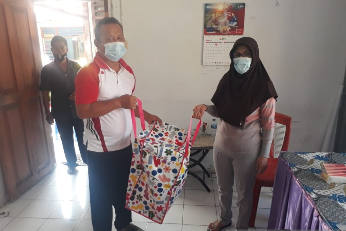 Pemkab Minahasa Tenggara salurkan bantuan bagi warga isolasi mandiri