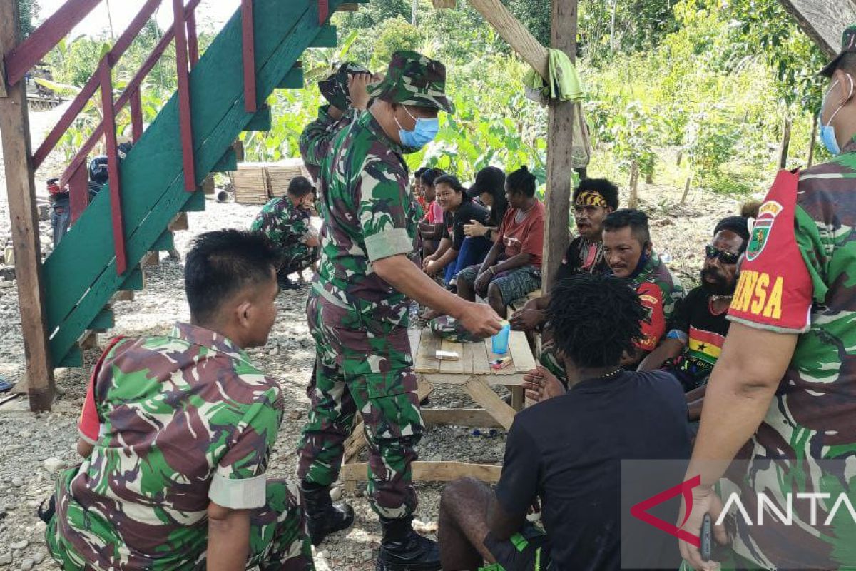 Babinsa Koramil Timika imbau warga disiplin terapkan protokol kesehatan