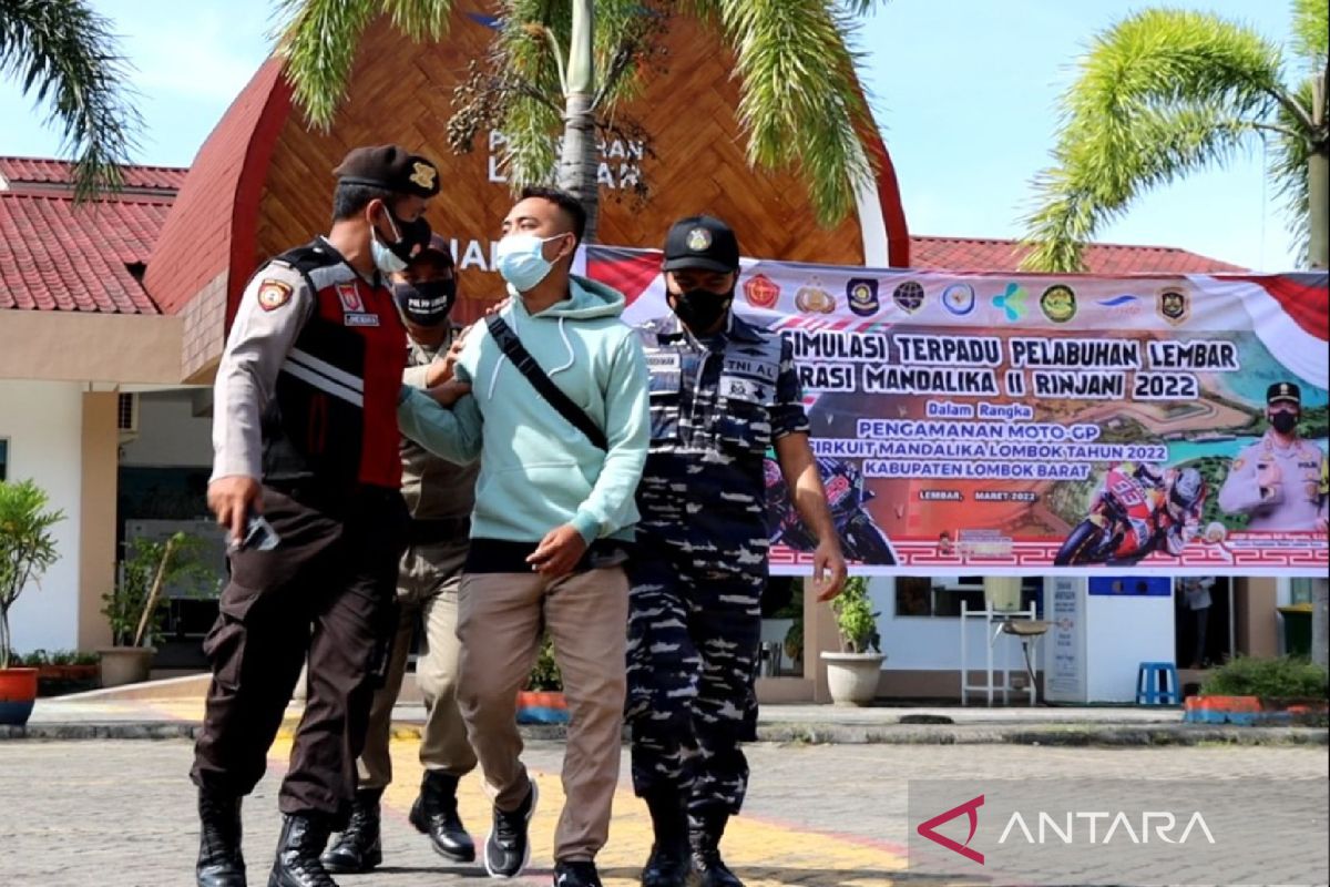 Polisi memasang pendeteksi suhu tubuh di Pelabuhan Lembar dan Gili Mas