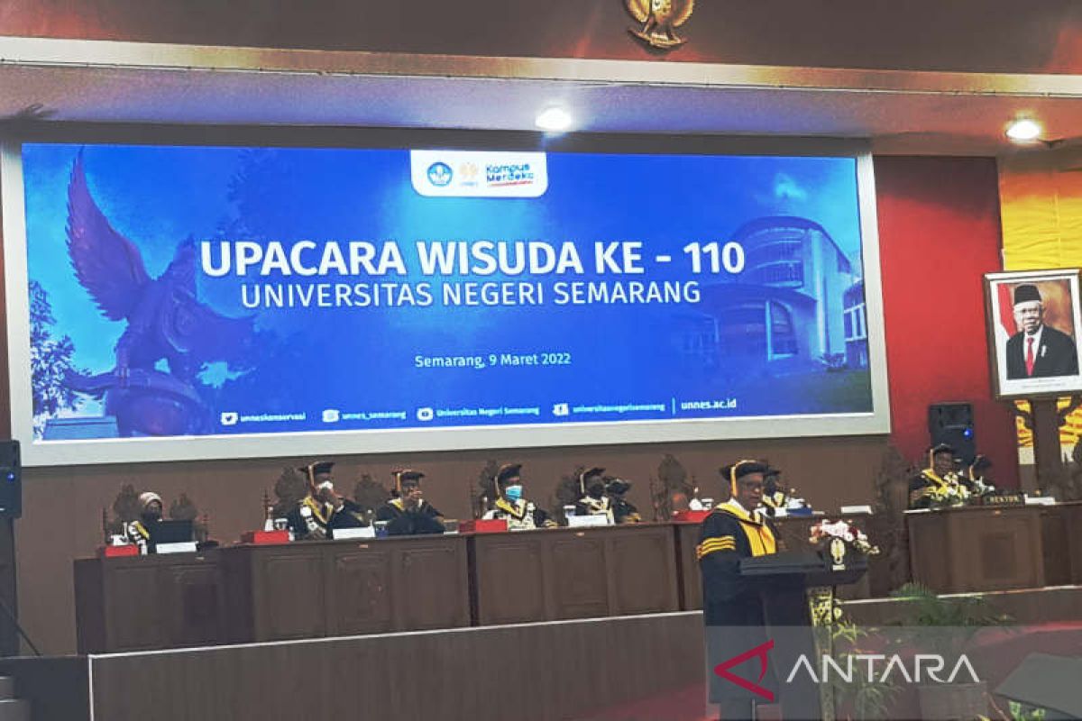 Sekjen PDIP sampaikan pidato ilmiah di wisuda  Unnes